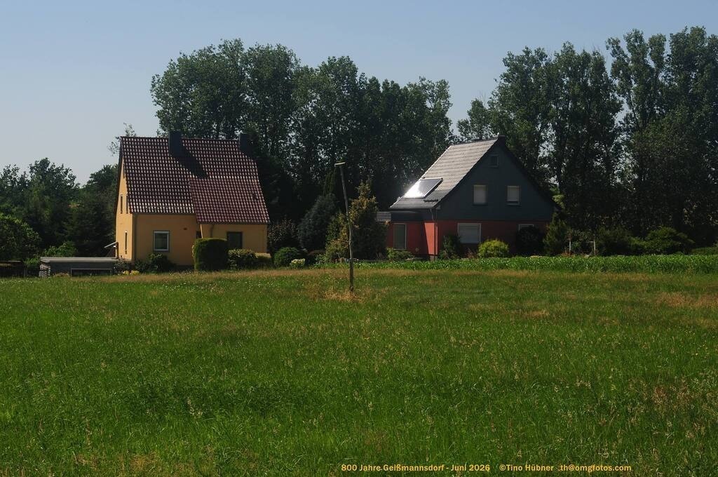 Geißmannsdorf-2026-Ortsbilder-653 | Geißmannsdorf bei Bischofswerda im Sommer 2026. Ein fotografischer Streifzug durch das Dorf Geißmannsdorf, mit Gebäuden, Straßen, Strohpuppen und geschmückten Vorgärten und Grundstücken anlässlich der 800-Jahr-Feier von Geißmannsdorf im Juni 2026 - Realisiert mit Pictrs.com