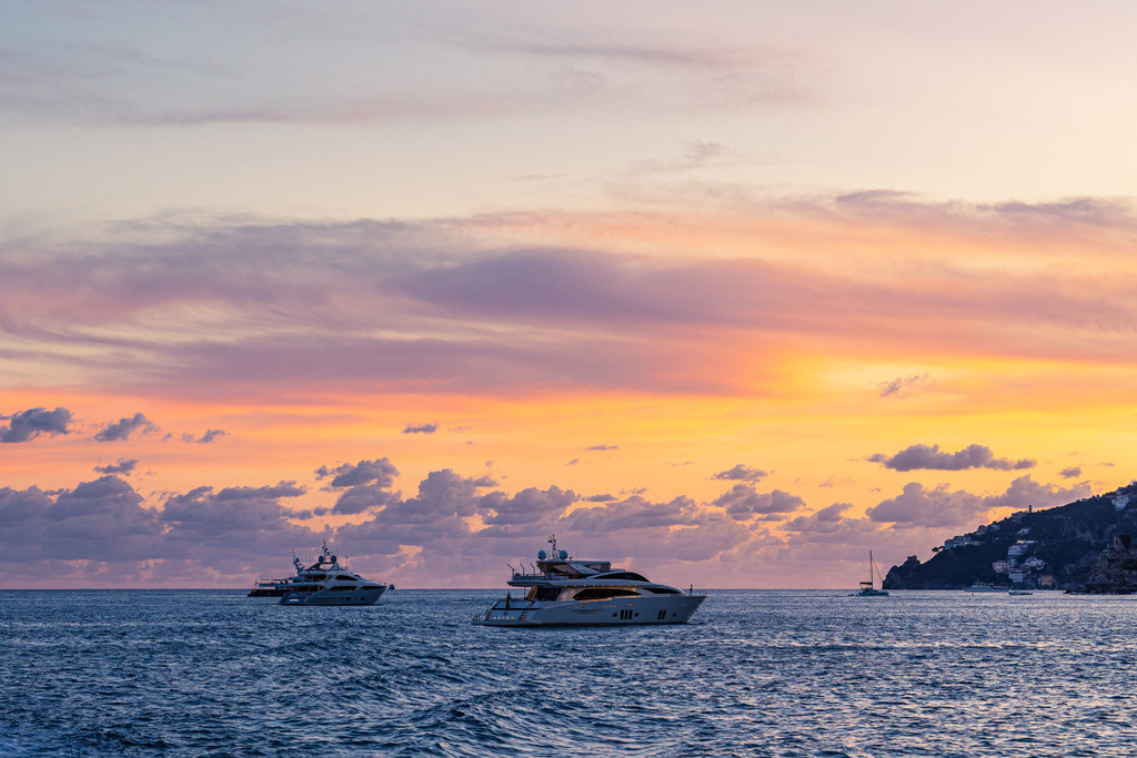Sonnenuntergang mit Booten an der Amalfiküste in Italien | Sonnenuntergang mit Booten an der Amalfiküste in Italien.