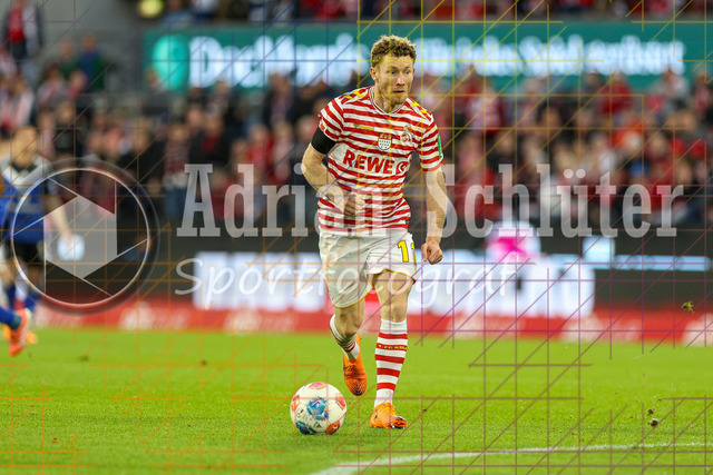 1. FC Köln vs Hamburger SV - 1. Bundesliga  | Köln, Deutschland, 02.11.25:   Florian Kainz (1. FC Köln) in Aktion am Ball, Einzelaktion waehrend des Spiels der Bundesliga zwischen  1. FC Köln vs Hamburger SV in der RheinEnergieStadion(Foto von Brauer-Fotoagentur / Adrian Schlueter)