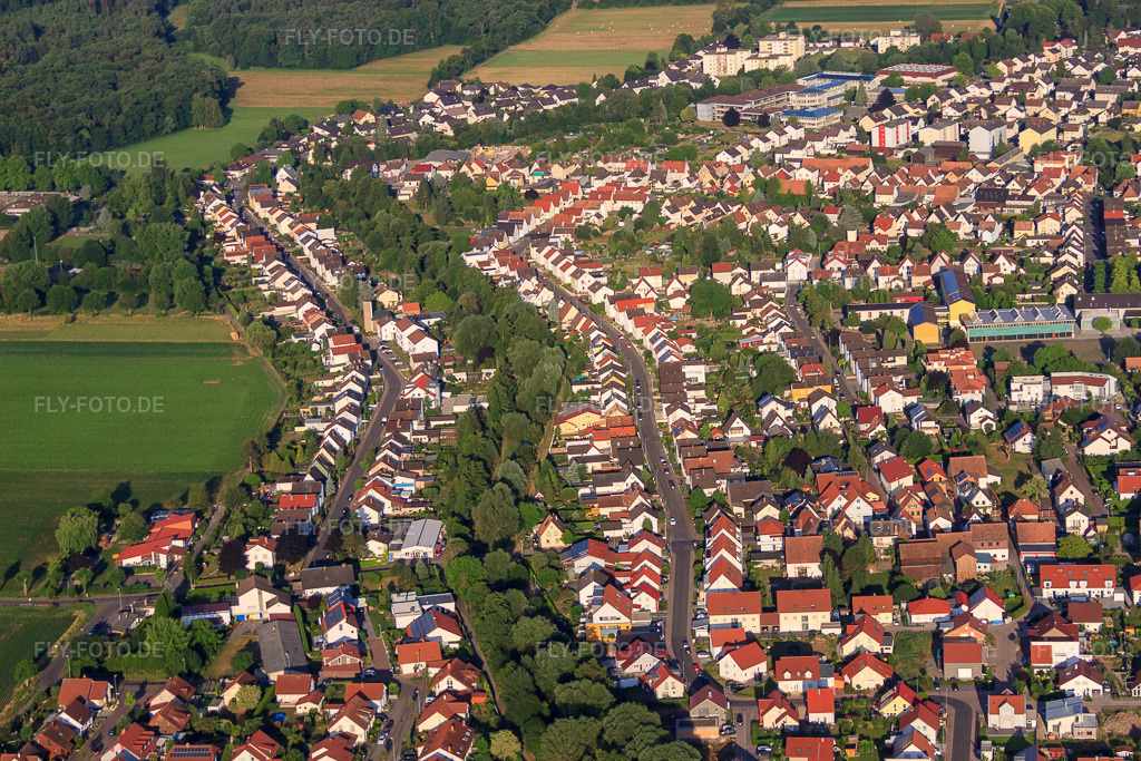 Luftbild: Lietzelhorster Straße und Kettelerstraße links und rechts des Klingbach-Tankgraben in Herxheim bei Landau im Bundesland Rheinland-Pfalz in Deutschland. Foto: IMG_67931.jpg vom 14.06.2014 durch Werner Riehm/FLY-FOTO.de