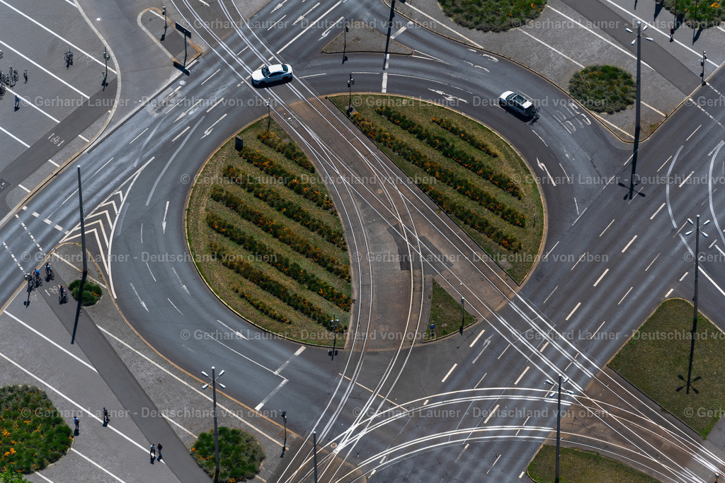 4035829 | BRAUNSCHWEIG 31.07.2020 Verkehrsführung des Kreisverkehr und Straßenverlauf an der Kurt-Schumacher-Straße in Braunschweig im Bundesland Niedersachsen, Deutschland. // Traffic management of the roundabout road in Brunswick in the state Lower Saxony, Germany. Foto: Gerhard Launer