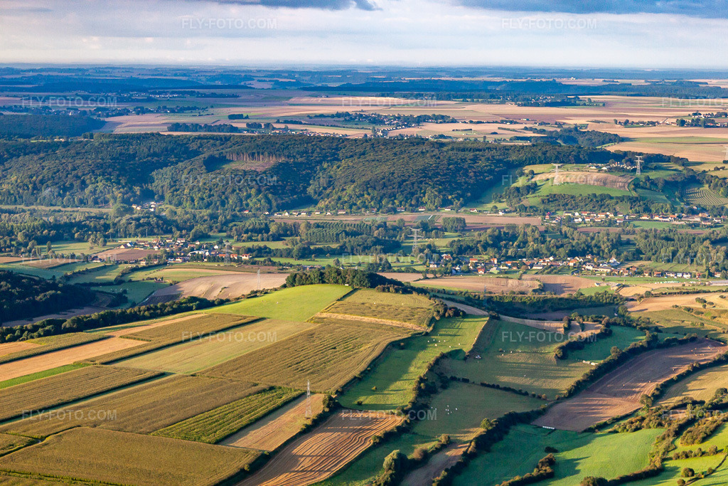 Aerial view: View of the town in Oust-Marest in the state Somme, France. – Photo: IMG_70760.jpg taken on 08/24/2014 by Werner Riehm/FLY-FOTO.com – Resolution of the original: 4752 x 3168 px