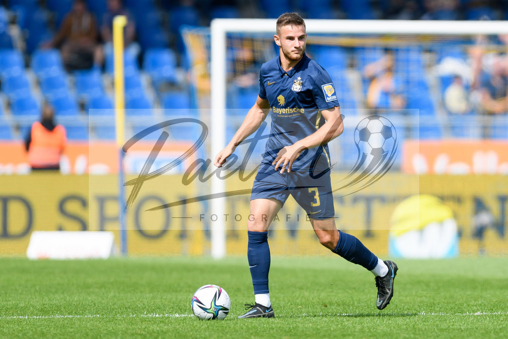 EBSTSV20210828_135 | Fussball, Herren: Niklas Lang (TSV 1860 Muenchen) in Aktion, am Ball, Einzelaktion beim Spiel der 3. Liga zwischen Eintracht Braunschweig und TSV 1860 Muenchen im Eintracht-Stadion am 28.08.2021 in Braunschweig, Deutschland.DFB / DFL REGULATIONS PROHIBIT ANY USE OF PHOTOGRAPHS AS IMAGE SEQUENCES AND/OR QUASI-VIDEO. - Realisiert mit Pictrs.com