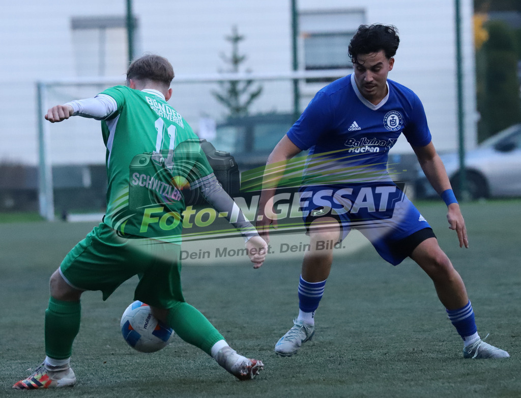 Bünder SV - TuS Bruchmühlen | Auf dem Bild zu sehen: grün Bünder SV: Felix Schnitzler ; blau TuS Bruchmühlen: Firat FidanBünder SV, TuS Bruchmühlen, Saison 25/26, Kreisliga A, Bünde, Deutschland - Realisiert mit Pictrs.com