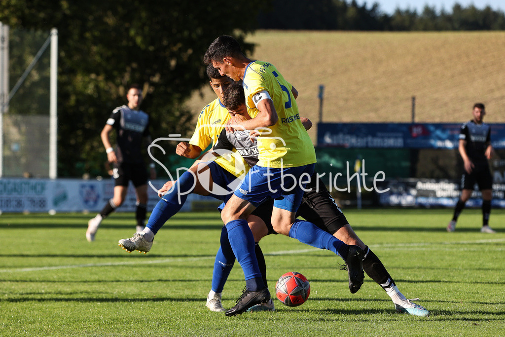 FC Pipinsried - SV Wacker Burghausen | Pablo RODRIGUEZ-BENITEZ (FCP #42) und Simon RAUSCHEDER (FCP #5) im Duell mit Andrija BOSNJAK (SVW #33)