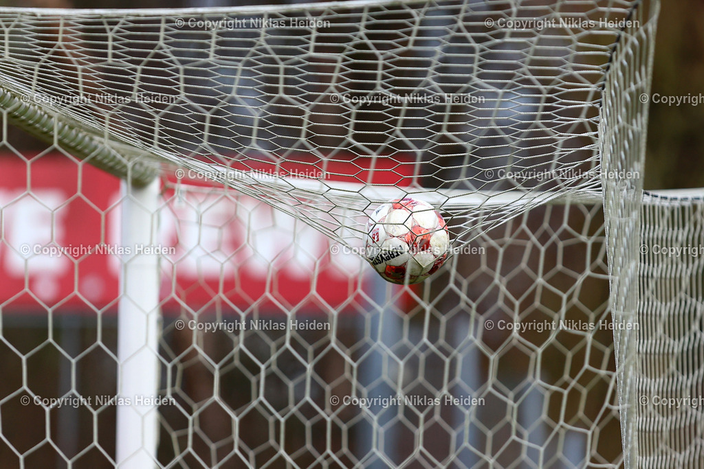 NH_FCStPauliU23_BWLohne_RegionalligaNord_01032026 | Spielball in der Regionalliga Nord auf einem Tornetz.Fußball I Herren I Regionalliga Nord I Saison 2025-2026 I 24. Spieltag I FC St. Pauli U23 - Blau-Weiß Lohne I 01.03.2026 I Edmund-Plambeck-Stadion