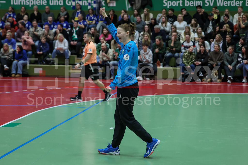 Handball, 2. Bundesliga Frauen, SV Werder Bremen - TSG 1846 Mainz-Bretzenheim | v.li.: Yasmin Friesen (Torhüterin, Torwart, SV Werder Bremen, 16) mit Jubel über eine Parade, über einen gehaltenen Ball