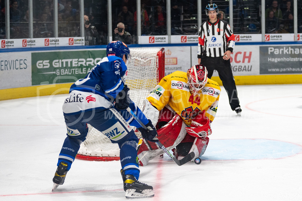 Playoffs: ZSC Lions - EHC Biel-Bienne | 04.04.2022, Zurich, Hallenstadion, Playoffs: ZSC Lions - EHC Biel-Bienne, #16 Marcus Krüger (ZSC) versucht #44 Torhüter Dmitry Shikin (Biel) zu bezwingen. - Realisiert mit Pictrs.com