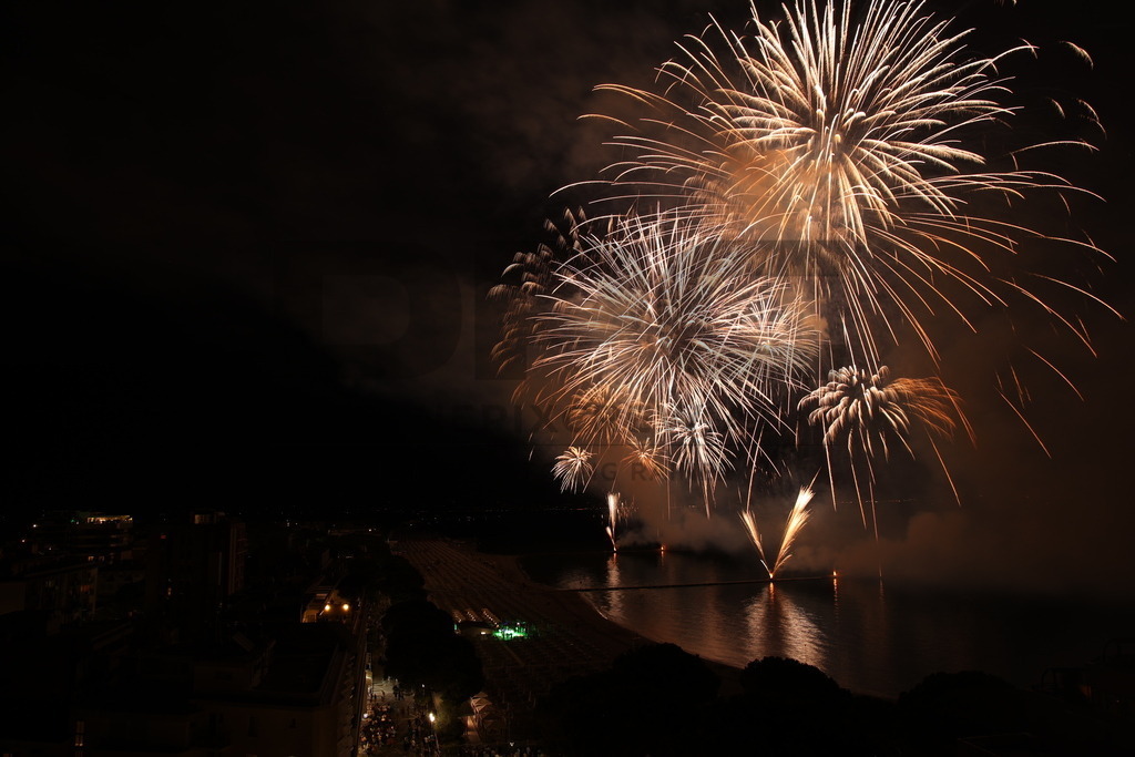 Ferragosto Fireworks in Grado, Italy | GRADO, ITALY, 15.AUG.26 - FIREWORKS - Ferragosto fireworks over the Adriatic Sea in Grado, Italy. Colorful fireworks light up the night sky above the beach, coastline and waterfront during the traditional summer celebration. - Realisiert mit Pictrs.com