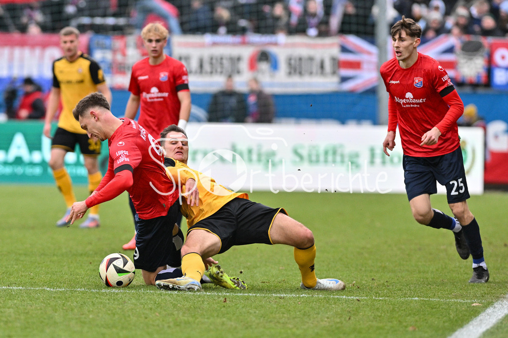 SpVgg Unterhaching - Dynamo Dresden | im Duell Julian KUEGEL (UHG #9) und Jakob LEMMER (Dynamo Dresden 10) / Zweikampf / 3. Liga: SpVgg Unterhaching - Dynamo Dresden, Uhlsportpark am 21.12.2024