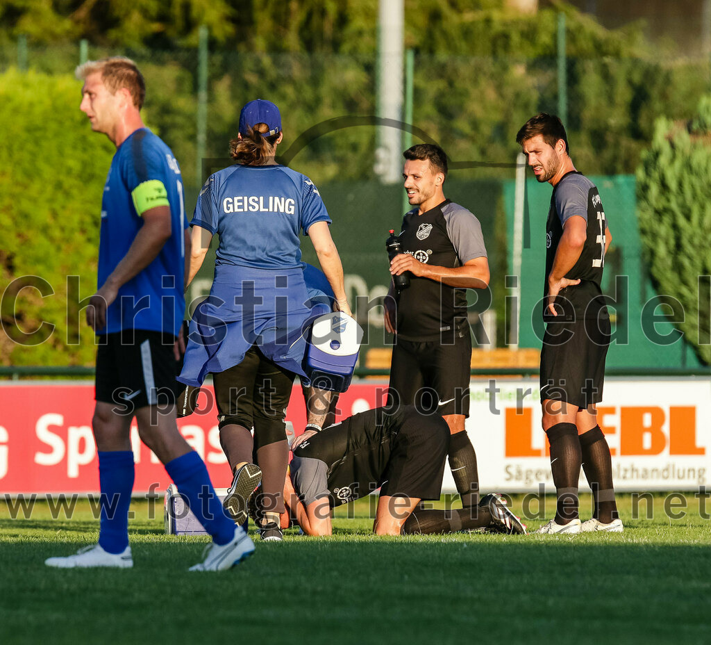 2023-07-14_117_FC_Langengeisling_gegen_FC_Velden-Eberspoint | Erding, Deutschland, 14.07.2023:
Fußball, Bezirksliga Oberbayern Ost 2023 / 2024, Testspiel, FC Langengeisling gegen FC Velden-Eberspoint, Endergebnis: 5:0

Physio Jana Otto (FC Langengeisling), Maximilian Hintermaier (FC Langengeisling, #13), Kilian Stenzel (FC Langengeisling, #32)

Foto: Christian Riedel / fotografie-riedel.net
