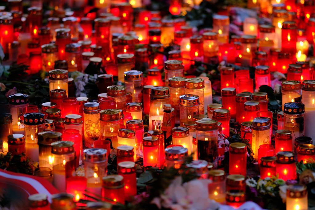 Kerzen und Blumen zum Gedenken | Wien, Austria - November 06, 2020: Gedenken an den Terroranschlag vom 02.11.2020, Kerzen und Blumen zum Gedenken an die Opfer am Abend. - Realisiert mit Pictrs.com