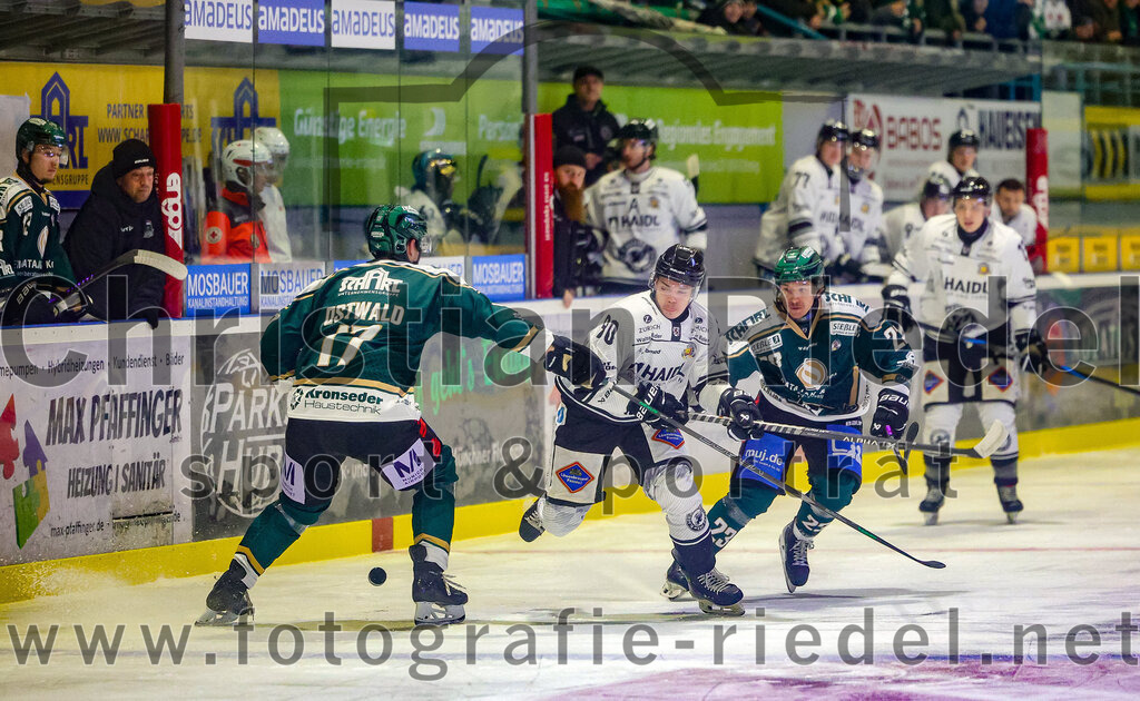 2025-11-25_032_TSV_Erding_gegen_EHF_Passau_Black_Hawks | Erding, Deutschland, 25.11.2025:Eishockey, Oberliga Süd 2025 / 2026, 20. Spieltag, TSV Erding gegen EHF Passau Black Hawks, Endergebnis: 2:3 n.V.Elia Ostwald (Erding Gladiators, #17), Marks Jirgensons (EHF Passau Black Hawks, #90), Lukas Gaus (Erding Gladiators, #23)Foto: Christian Riedel / fotografie-riedel.net