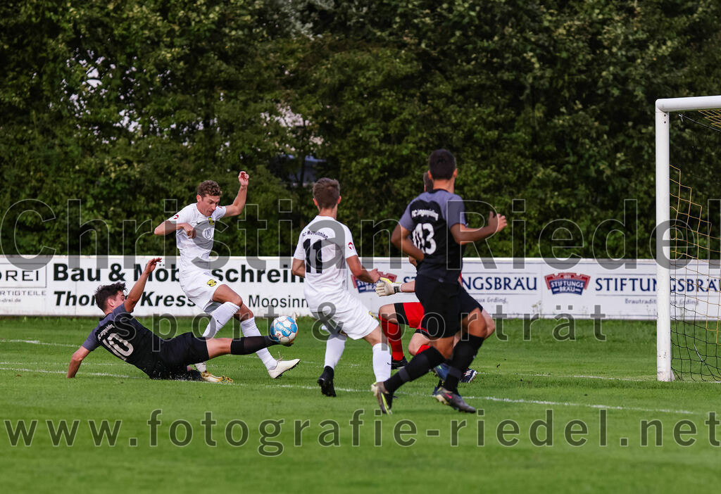 2023-08-08_068_FC_Moosinning_gegen_FC_Langengeisling | Moosinning, Deutschland, 08.08.2023:
Fußball, Bezirksliga Oberbayern Ost 2023 / 2024, 3. Spieltag, FC Moosinning gegen FC Langengeisling, Endergebnis: 0:4

Maximilian Maier (FC Langengeisling, #10), Florian Jakob (FC Moosinning, #10), Maximilian Lechner (FC Moosinning, #11), Maximilian Hintermaier (FC Langengeisling, #13)

Foto: Christian Riedel / fotografie-riedel.net