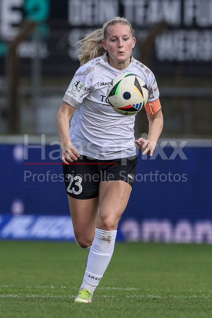 Fussball, 2. Frauen-Bundesliga, SV Meppen - FSV Gütersloh 2009 | v.li.: Maren Tellenbröker (FSV Gütersloh 2009, 23) am Ball, Freisteller, Einzelbild, Ganzkörper, Aktion, Action, Spielszene, DIE DFB-RICHTLINIEN UNTERSAGEN JEGLICHE NUTZUNG VON FOTOS ALS SEQUENZBILDER UND/ODER VIDEOÄHNLICHE FOTOSTRECKEN. DFB REGULATIONS PROHIBIT ANY USE OF PHOTOGRAPHS AS IMAGE SEQUENCES AND/OR QUASI-VIDEO.