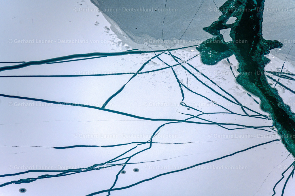 4043337 | Eisstrukturen auf dem Baggersee bei Dettelbach