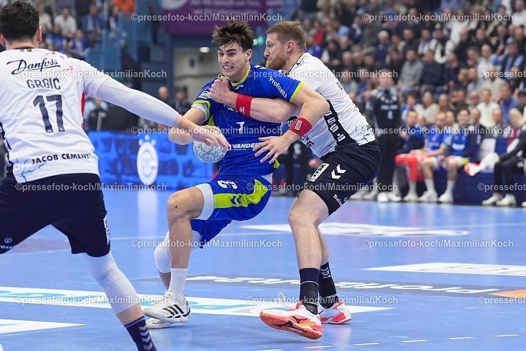 xYDRx10022601003 | 10.02.2026, xydrx, Handball, 1.HBL, VfL Gummersbach - SG Flensburg-Handewitt, Schwalbe-Arena: Julian Koester (VfL Gummersbach #7) im Zweikampf gegen Blaz Blagotinsek (SG Flensburg-Handewitt #43)   Photo: xYannisxDreimannxPressefotoKochx