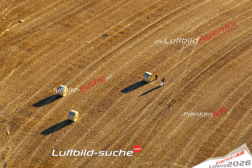 Die Luftbildaufnahme strohballen - Mainleus wurde 2020 mittels Flugzeug (keine Drohne) erstellt. Perfekte Schärfe und Druck- Ergebnisse- Garantiert!