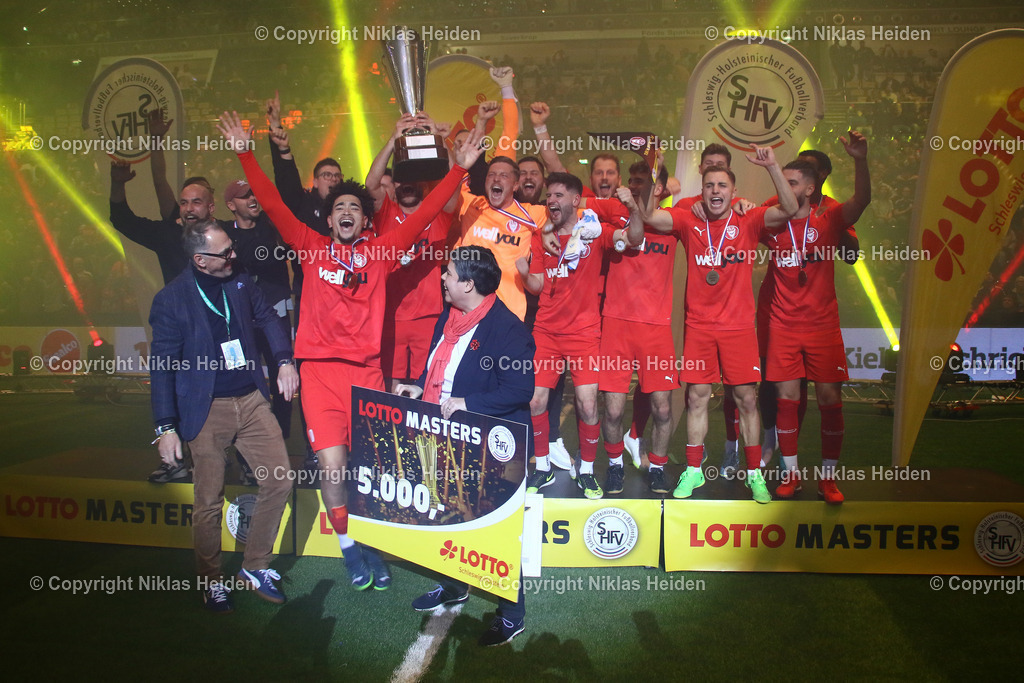 NH_SHFVHallenmasters2024_WunderinoArena_14012024 | Der FC Kilia Kiel bejubelt den Sieg bei den SHFV Hallenmasters 2024.

SHFV Hallenmasters 2024 I Wunderino-Arena I 14.01.2024