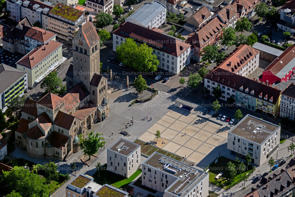 4032440 | SINGEN (HOHENTWIEL) 12.06.2020 Platz- Ensemble mit Wohn- und Geschäftshäusern im Innenstadt- Zentrum in Singen (Hohentwiel) im Bundesland Baden-Württemberg, Deutschland. // Ensemble space an place with residential and commercial buildings in the inner city center in Singen (Hohentwiel) in the state Baden-Wuerttemberg, Germany. Foto: Gerhard Launer
