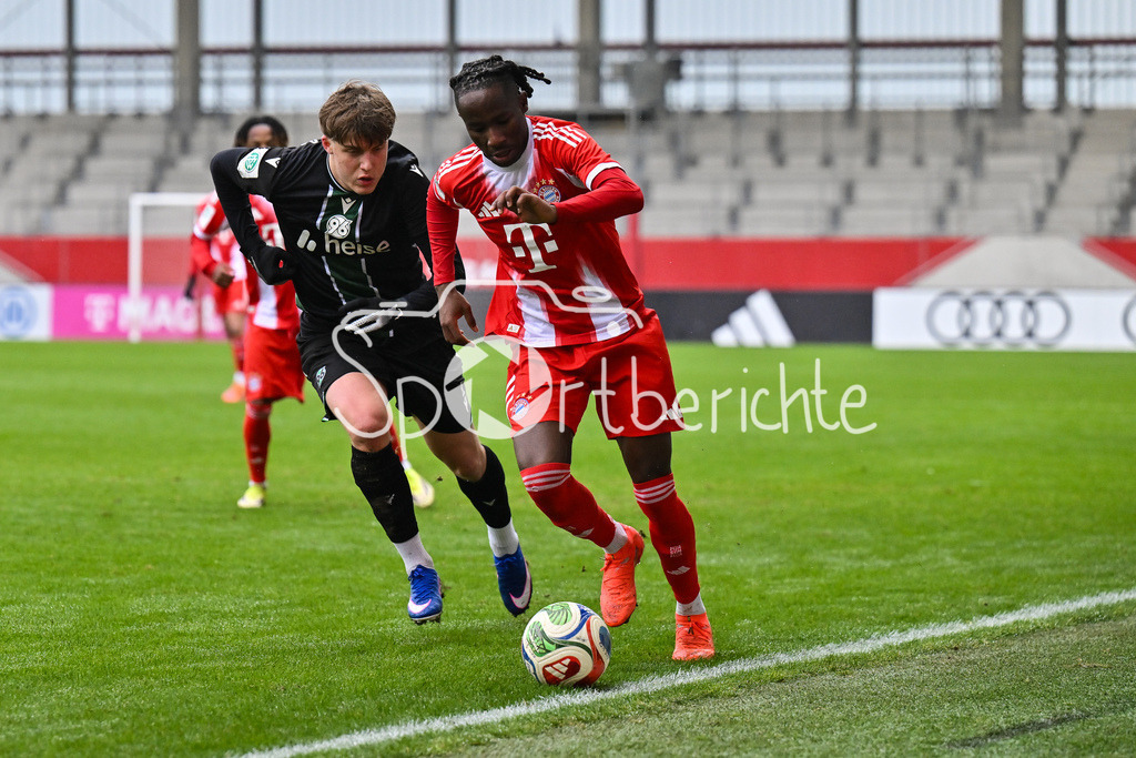 FC Bayern München - Hannover 96 | MUNICH, GERMANY - 15. FEBRUARY: im duell Oskar SCHWARZ (Hannover 96 U19 11) und Richard AJAYI (FC Bayern München U19 3) während dem Spiel zwischen der U19 des FC Bayern München und der U19 von Hannover 96 am 2. Spieltag der Hauptrunde der U19-DFB-Nachwuchsliga am FC Bayern Campus