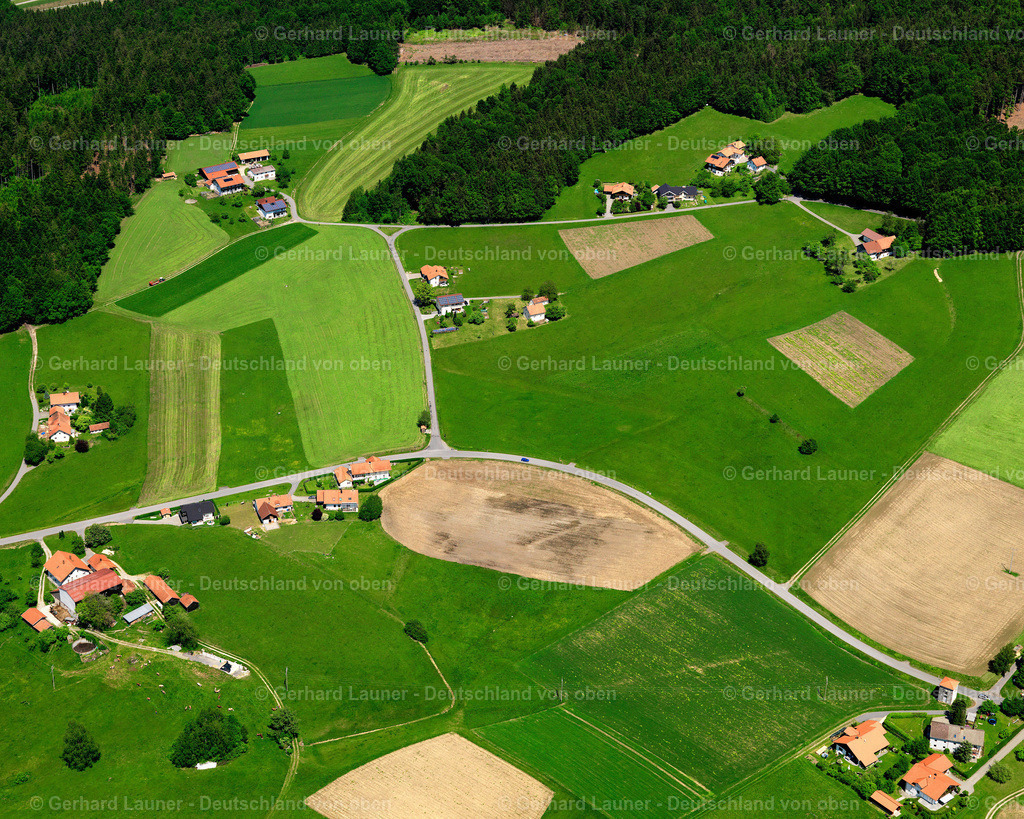 2724162 | ZIMMERMANDLING 19.05.2007 Landwirtschaftliche Nutzflächen und Feldgrenzen  umsäumen das Siedlungsgebiet des Dorfes in Zimmermandling im Bundesland Bayern, Deutschland // Agricultural land and field boundaries surround the settlement area of the village  in Zimmermandling in the state Bavaria, Germany Foto: Gerhard Launer