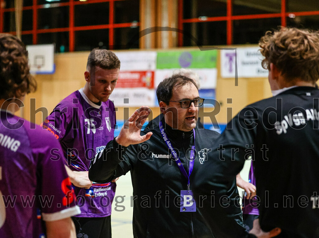 2024-01-27_042_SpVgg_Altenerding_gegen_TV_Altoetting | Erding, Deutschland, 27.01.2024:
Handball, Bezirksoberliga Männer 2023 / 2024, 13. Spieltag, SpVgg Altenerding gegen TV Altötting, Endergebnis: 30:28

Ferdinand Menzel (SpVgg Altenerding, #75), Trainer Simon Klawe (SpVgg Altenerding)

Foto: Christian Riedel / fotografie-riedel.net