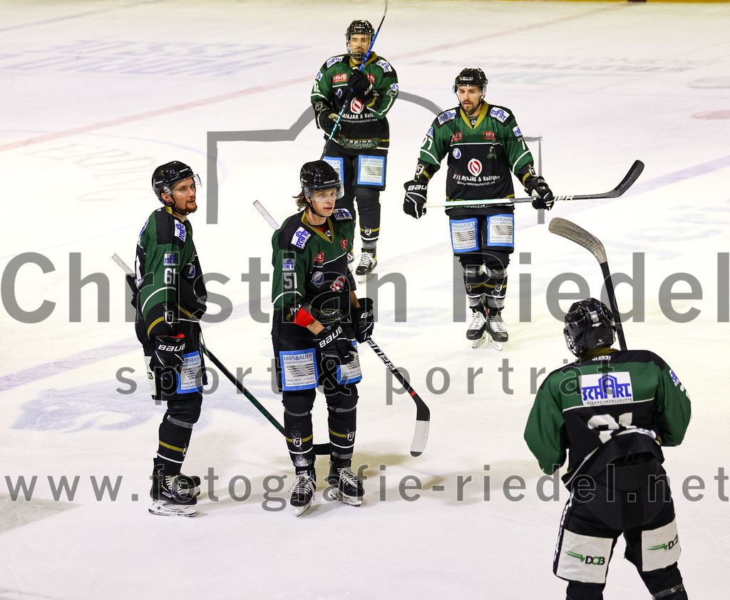 2022-09-30_042_TSV_Erding_gegen_EV_Dingolfing | Erding, Deutschland, 30.09.2022:
Eishockey, Bayernliga 2022 / 2023, Testspiel, TSV Erding gegen EV Dingolfing, Endergebnis: 3:4

Roni Rukajärvi (Erding Gladiators, #61), Ryan Murphy (Erding Gladiators, #51), Dominik Wagner (Erding Gladiators, #12), Philipp Michl (Erding Gladiators, #77), 

Foto: Christian Riedel / fotografie-riedel.net