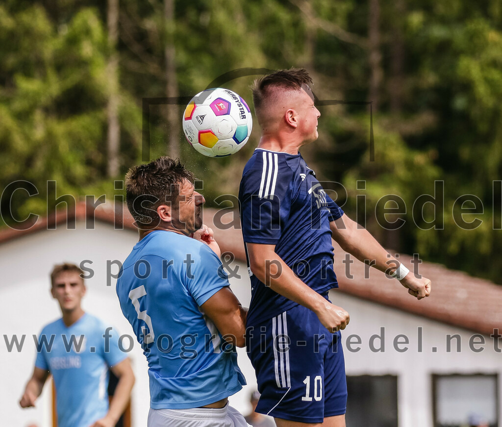 2023-08-26_081_FC_Langengeisling_gegen_TuS_Raubling | Erding, Deutschland, 26.08.2023:
Fußball, Bezirksliga Oberbayern Ost 2023 / 2024, 6. Spieltag, FC Langengeisling gegen TuS Raubling, Endergebnis: 2:0

Andreas Buchberger (FC Langengeisling, #5), Alexander Lallinger (TuS Raubling, #10)

Foto: Christian Riedel / fotografie-riedel.net