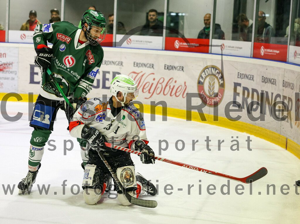 2023-10-29_050_TSV_Erding_gegen_TSV_Peissenberg | Erding, Deutschland, 29.10.2023:
Eishockey, Bayernliga Vorrunde 2023 / 2024, 5. Spieltag, TSV Erding gegen TSV Peißenberg, Endergebnis: 

Florian Zimmermann (Erding Gladiators, #5), Dejan Vogl (TSV Peissenberg, #23)

Foto: Christian Riedel / fotografie-riedel.net