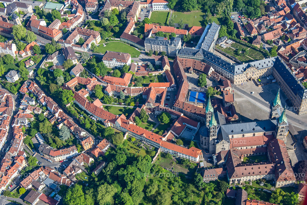 Bamberger Dom am Domplatz | Luftbild: Bamberger Dom am Domplatz in Bamberg im Bundesland Bayern in Deutschland. Foto: IMG_099814.jpg vom 25.05.2017 durch Werner Riehm/FLY-FOTO.de - Realisiert mit Pictrs.com