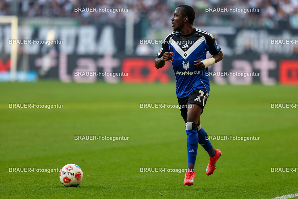 Borussia Mönchengladbach vs Hamburger SV - Bundesliga  | Mönchengladbach, Deutschland, 24.08.25:   Jean-Luc Dompe (Hamburger SV) in Aktion am Ball, Einzelaktion waehrend des Spiels der Bundesliga zwischen Borussia Mönchengladbach vs Hamburger SV im Stadion im Borussia Park(Foto von Brauer-Fotoagentur / Adrian Schlueter)