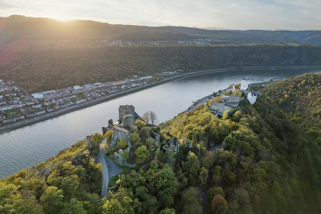 Die Feindlichen Brüder, Kamp-Bornhofen | Die Serie 'Leuchtender Rhein' zeigt den Rhein in leuchtenden Farben. - Realisiert mit Pictrs.com