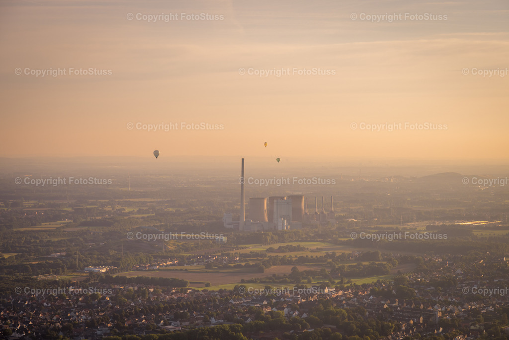 Heißluftballons über dem Gersteinwerk | Drei Heißluftballons über dem Gersteinwerk zum Sonnenuntergang - Realisiert mit Pictrs.com
