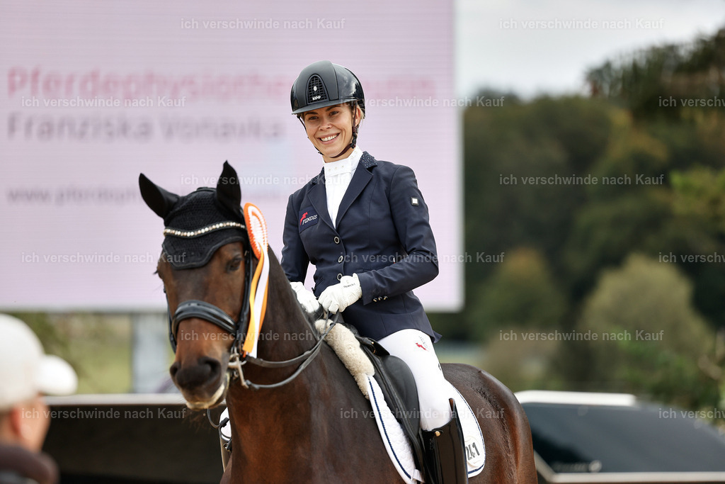 3-Siegerehrung-Dressur M_-StoibPH-2557 | working equitationturnier fotograf videograf stoibphotography marixx film working equitation deutschland reitsport turnierfotografie eventfotografie equestrian events