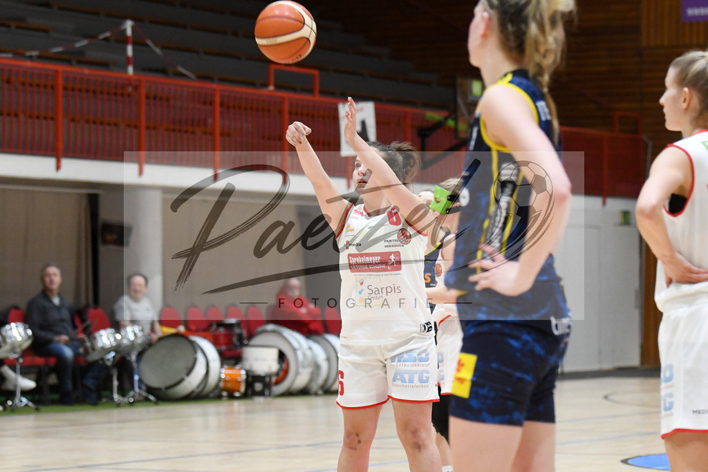 20200209_PAOEBS_0026 | Basketball, Frauen: Merve Silik (Panthers Academy Osnabrueck) in Aktion, am Ball, Einzelaktion waehrend des Spiels der 2. DBBL zwischen Panthers Academy Osnabrueck und Eintracht Braunschweig im datos – home of the panthers am 09.02.2020 in Osnabrueck, Deutschland. - Realisiert mit Pictrs.com