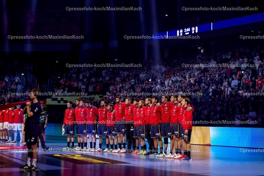 EHF17012601001 | 17.01.2026, Handball, Men's EHF EURO 2026, Österreich - Spanien, Jyske Bank Boxen in Herning, Dänemark, Preliminary Round: Die Spanische Nationalmannschaft steht Arm in ARm bei der Nationalhymne zusammen