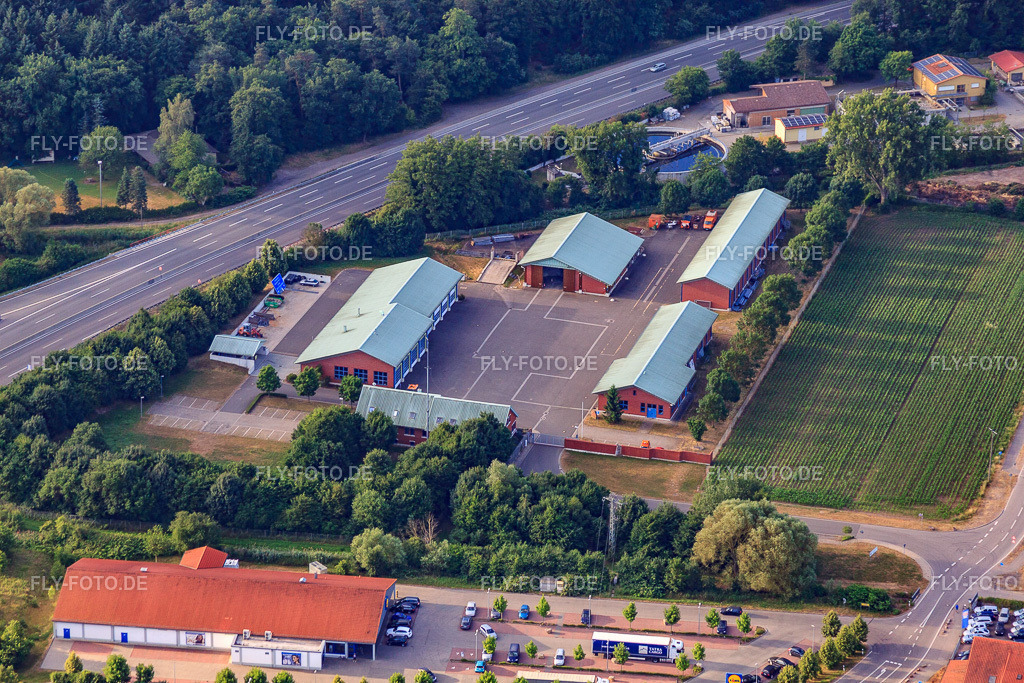 Die Autobahn GmbH des Bundes - Autobahnmeisterei Kandel https://www.autobahn.de/suedwest | Luftbild: Die Autobahn GmbH des Bundes - Autobahnmeisterei Kandel https://www.autobahn.de/suedwest in Kandel im Bundesland Rheinland-Pfalz in Deutschland. Foto: IMG_67957.jpg vom 14.06.2014 durch Werner Riehm/FLY-FOTO.de - Realisiert mit Pictrs.com