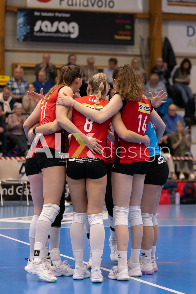 Volleyball I Frauen I Saison 2025-2026 I Volleyball NLA | Women I 1/2 Finals I  VC Kanti Schaffhausen - Sm'Aesch Pfeffingen I 07.03.2026 | VC Kanti Schaffhausen Spielerinnenkreis - Realisiert mit Pictrs.com