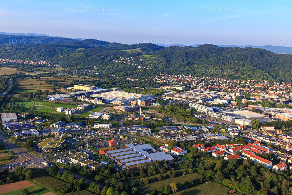 Luftbild: Stadtansicht am Rand des Odenwalds aus Südwesten mit Freudenberg Performance Materials in Weinheim im Bundesland Baden-Württemberg in Deutschland. – Foto: IMG_103041.jpg vom 28.08.2017 durch Werner Riehm/FLY-FOTO.de – Auflösung des Originals: 5472 x 3648 px – NOK & Freudenberg Sealing Technologies