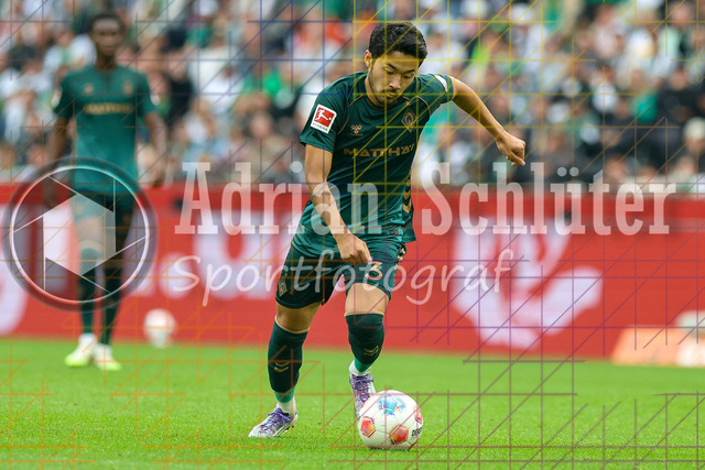 Borussia Mönchengladbach vs SV Werder Bremen - Bundesliga  | Mönchengladbach, Deutschland, 14.09.25:   Yukinari Sugawara (SV Werder Bremen) in Aktion am Ball, Einzelaktion waehrend des Spiels der Bundesliga zwischen Borussia Mönchengladbach vs SV Werder Bremen im Stadion im Borussia Park(Foto von Brauer-Fotoagentur / Adrian Schlueter)
