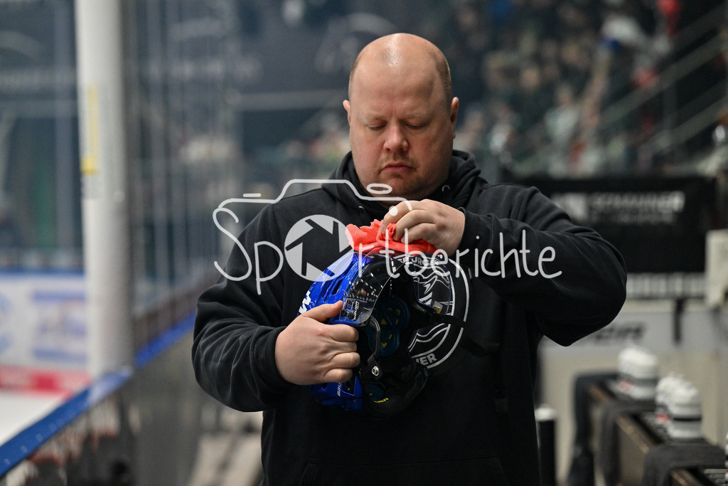 Augsburger Panther - Düsseldorfer EG | Betreuer Marco NACHRICHTER macht die Helme vor der Partie noch fertig / DEL: Augsburger Panther - Düsseldorfer EG, Curt Frenzel Stadion am 13.12.2024