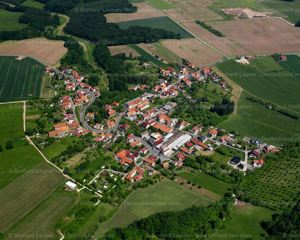 2634115 | THALWENDEN 09.06.2006 Landwirtschaftliche Nutzflächen und Feldgrenzen  umsäumen das Siedlungsgebiet des Dorfes in Thalwenden im Bundesland Thüringen, Deutschland // Agricultural land and field boundaries surround the settlement area of the village  in Thalwenden in the state Thuringia, Germany Foto: Gerhard Launer