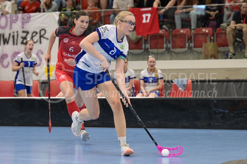 Women's 3v3 WFC 2025 - Championship Final - Finland v Switzerland | Lotta Varakas, (#21, Finland) in front of Romaine Rothacher, (#6, Switzerland), during Women's 3v3 WFC 2025 - Championship Final, Switzerland: 03.05.2025, Winterthur, AXA ArenaEvent page: <a href="https://www.u19wfc2025.ch/">www.u19wfc2025.ch</a>Credit: Markus Aeschimann, <a href="https://markus-aeschimann.ch">markus-aeschimann.ch</a>Instagram: <a href="https://instagram.com/sportfotografie.aeschimann">@sportfotografie.aeschimann</a> - Realisiert mit Pictrs.com