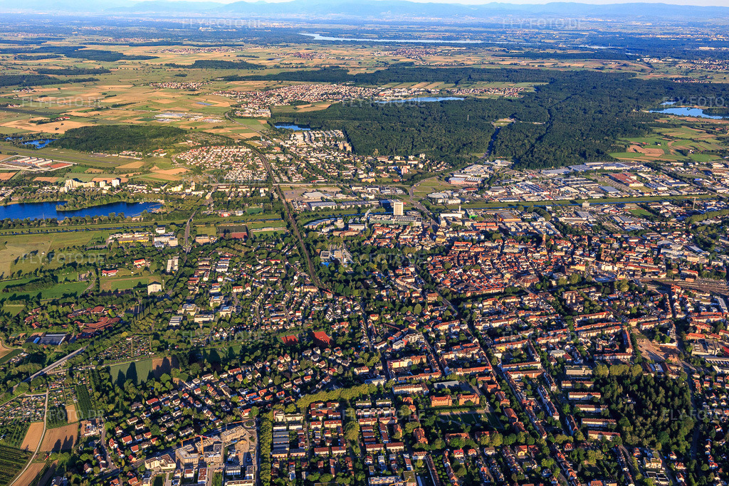Luftbild: Stadtübersicht aus Osten in Offenburg im Bundesland Baden-Württemberg in Deutschland. Foto: IMG_114948.jpg vom 01.06.2019 durch Werner Riehm/FLY-FOTO.de