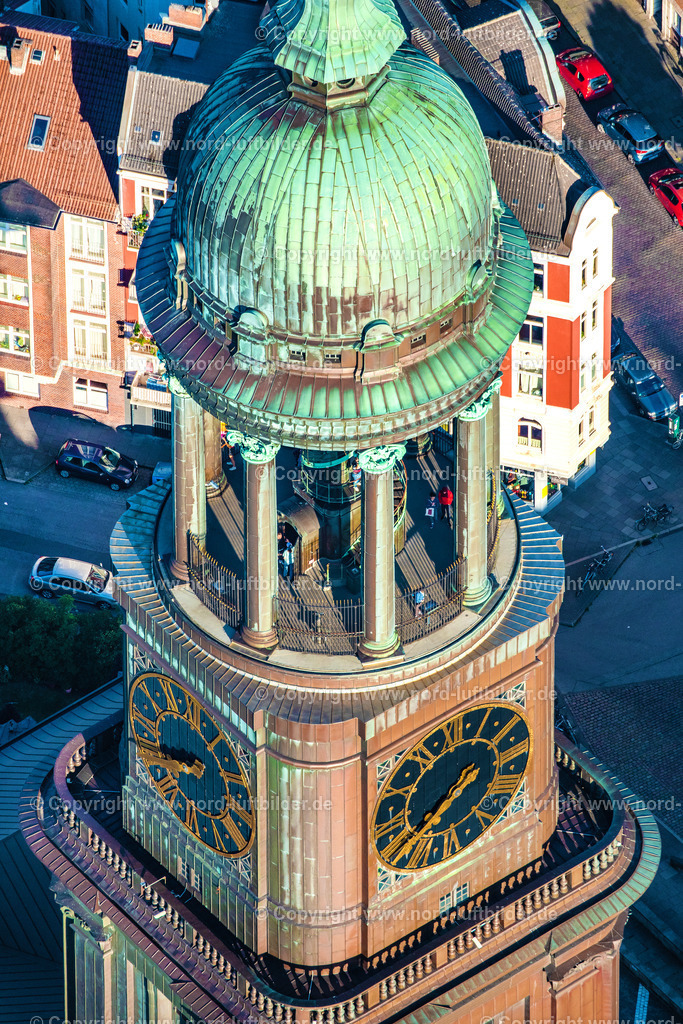 Hamburg Michel_ELS_2728010822 | HAMBURG 01.08.2022 Turm der Hauptkirche Sankt Michaelis genannt „ Michel “ in Hamburg. Die evangelische Kirche St. Michaelis an der Straße Englische Planke in der Hansestadt wurde im Stil des Barock wurde im 17. Jahrhundert erbaut. // View of the church St. Michaelis in Hamburg. Foto: Martin Elsen
