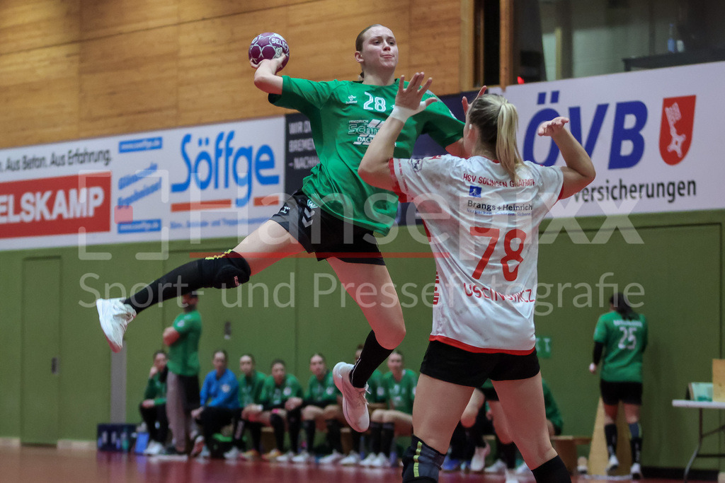 Handball, 2. Bundesliga Frauen, SV Werder Bremen - HSV Solingen-Gräfrath 76 | v.li.: Leni Ruwe (SV Werder Bremen, 28) beim Wurf, am Ball, Spielszene, Aktion, Action