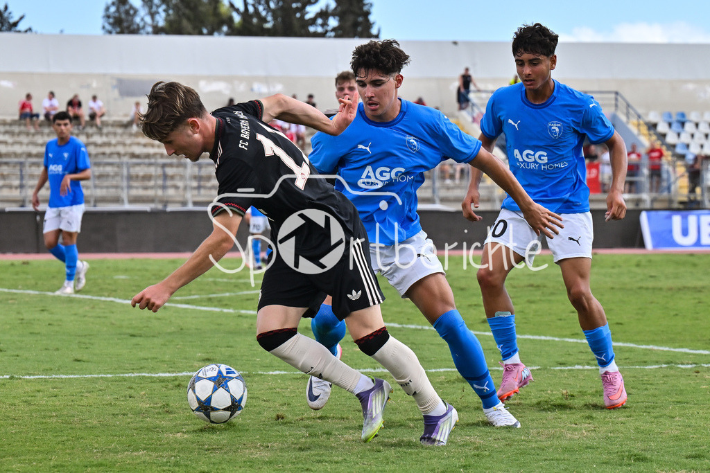 Papohs FC U19 - FC Bayern München U19 | Im Duell Marcelo ALVES (Paphos FC U19 6) und Tim BINDER (FCB #11) / Zweikampf / UEFA Youth League: Paphos FC U19 - FC Bayern München U19; Stelios Kyriakides Stadium am 30.09.2025