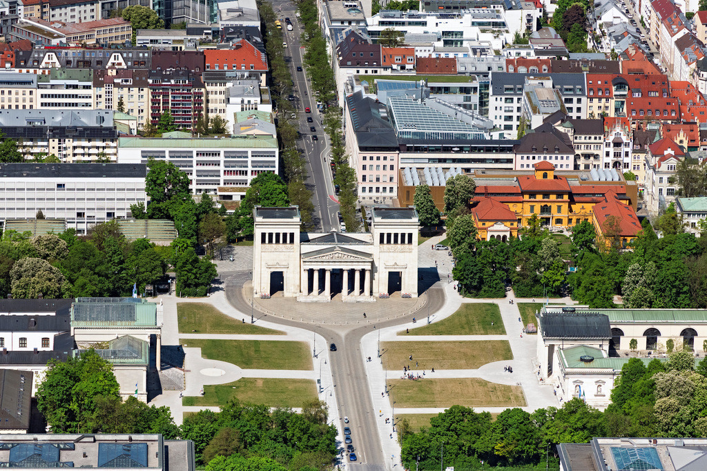 dr__0064271.jpg | MüNCHEN 29.04.2025 Museums- Gebäude- Ensemble " Propyläen " und Staatliche Antikensammlung am Königsplatz im Stadtteil Maxvorstadt in München im Bundesland Bayern, Deutschland. Weiterführende Informationen bei: Staatliche Antikensammlungen und Glyptothek. // Museum-building ensemble "Propylaea" and State Collection of Antiquities at Koenigsplatz in the district Maxvorstadt in Munich in the state Bavaria, Germany. Further information at: Staatliche Antikensammlungen und Glyptothek. Foto: Daniel Reiter