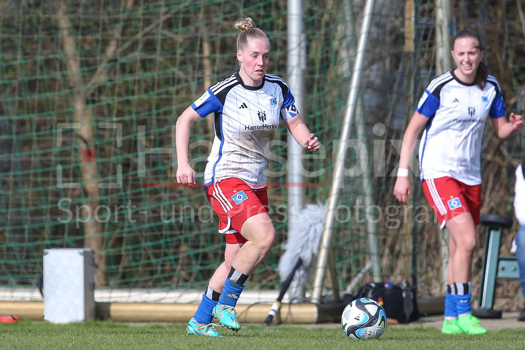 Fussball, 2. Frauen-Bundesliga, Hamburger SV - Eintracht Frankfurt II | v.li.: Sarah Stöckmann (Hamburger SV, 22) am Ball, Einzelbild, Ganzkörper, Aktion, Action, Spielszene, DIE DFB-RICHTLINIEN UNTERSAGEN JEGLICHE NUTZUNG VON FOTOS ALS SEQUENZBILDER UND/ODER VIDEOÄHNLICHE FOTOSTRECKEN. DFB REGULATIONS PROHIBIT ANY USE OF PHOTOGRAPHS AS IMAGE SEQUENCES AND/OR QUASI-VIDEO.